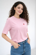 Pembe Çilek Nakışlı Bisiklet Yaka Tişört