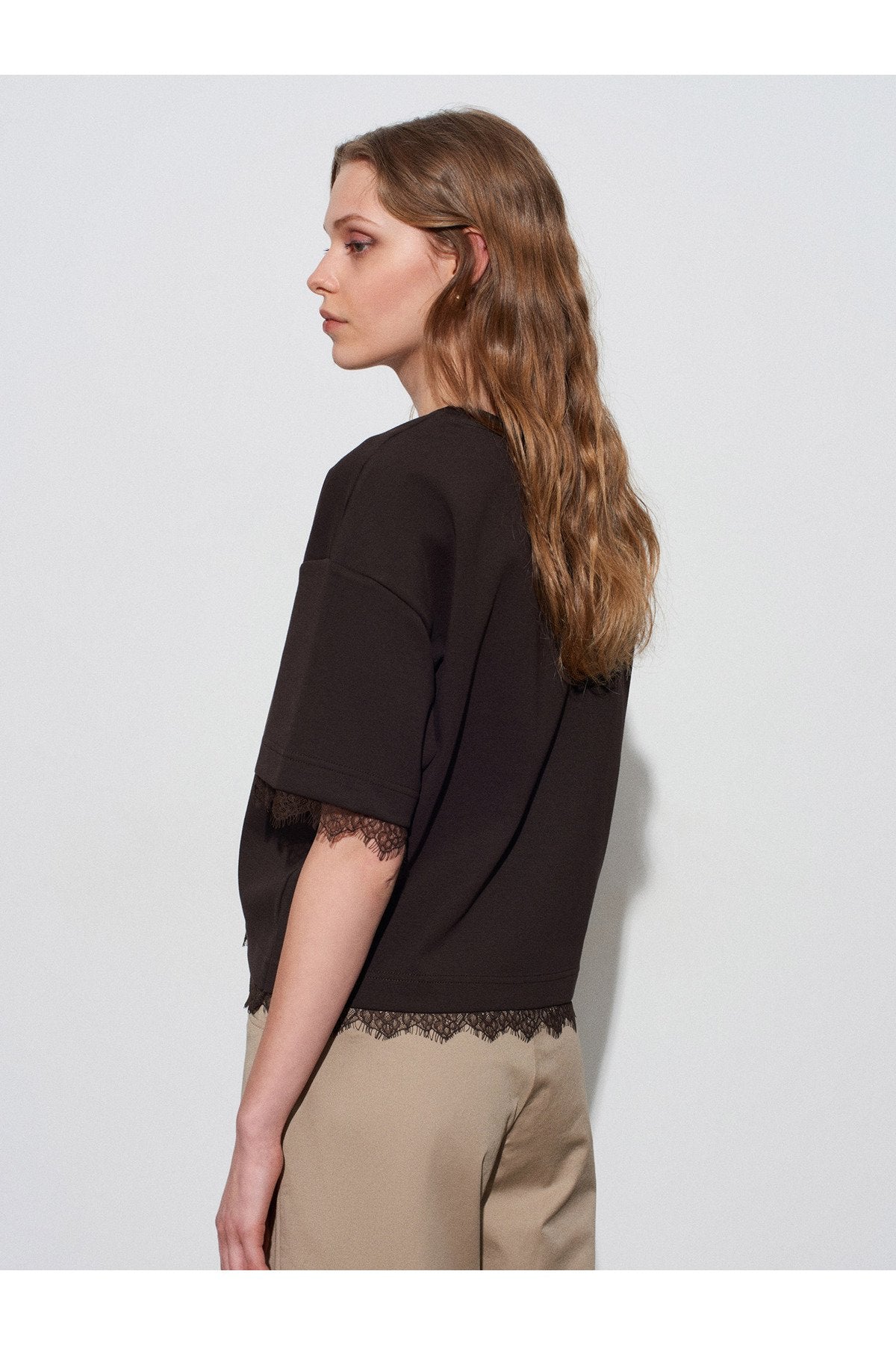 32826 Dantel Detaylı Kısa Kollu T-shirt-Koyu Kahve