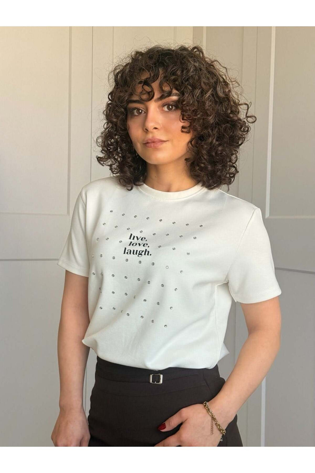 Taş Detaylı “Live Love Laugh” Baskılı Kadın Tişört