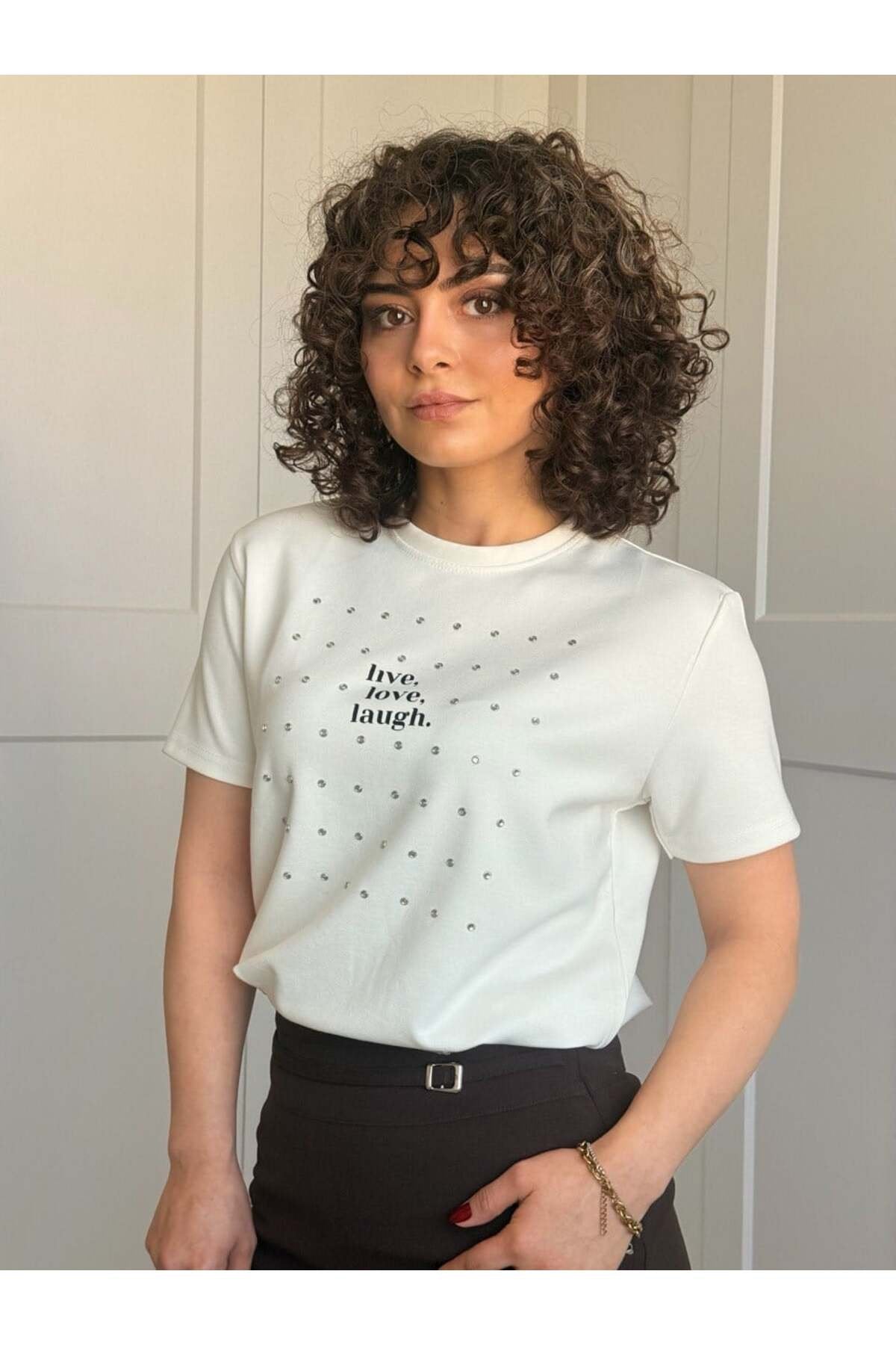 Taş Detaylı “Live Love Laugh” Baskılı Kadın Tişört