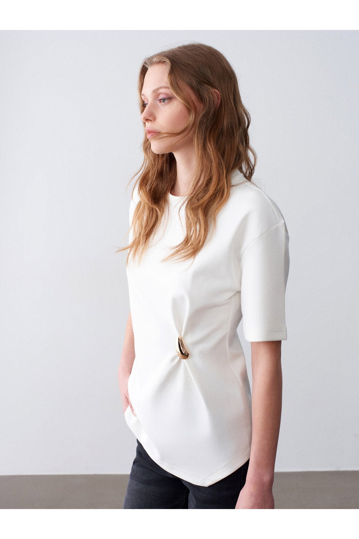 32445 Aksesuar Detaylı Basic T-Shirt-Ekru